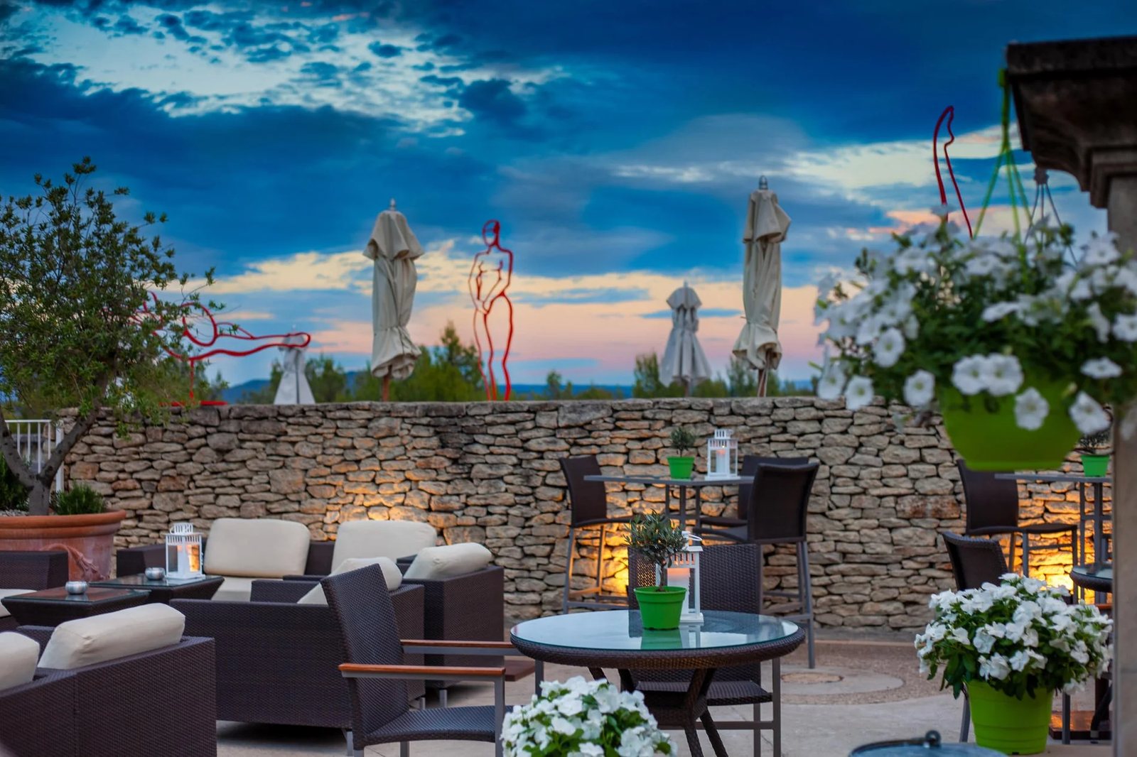 The flower-filled evening terrace at Le Café de la Fontaine.
