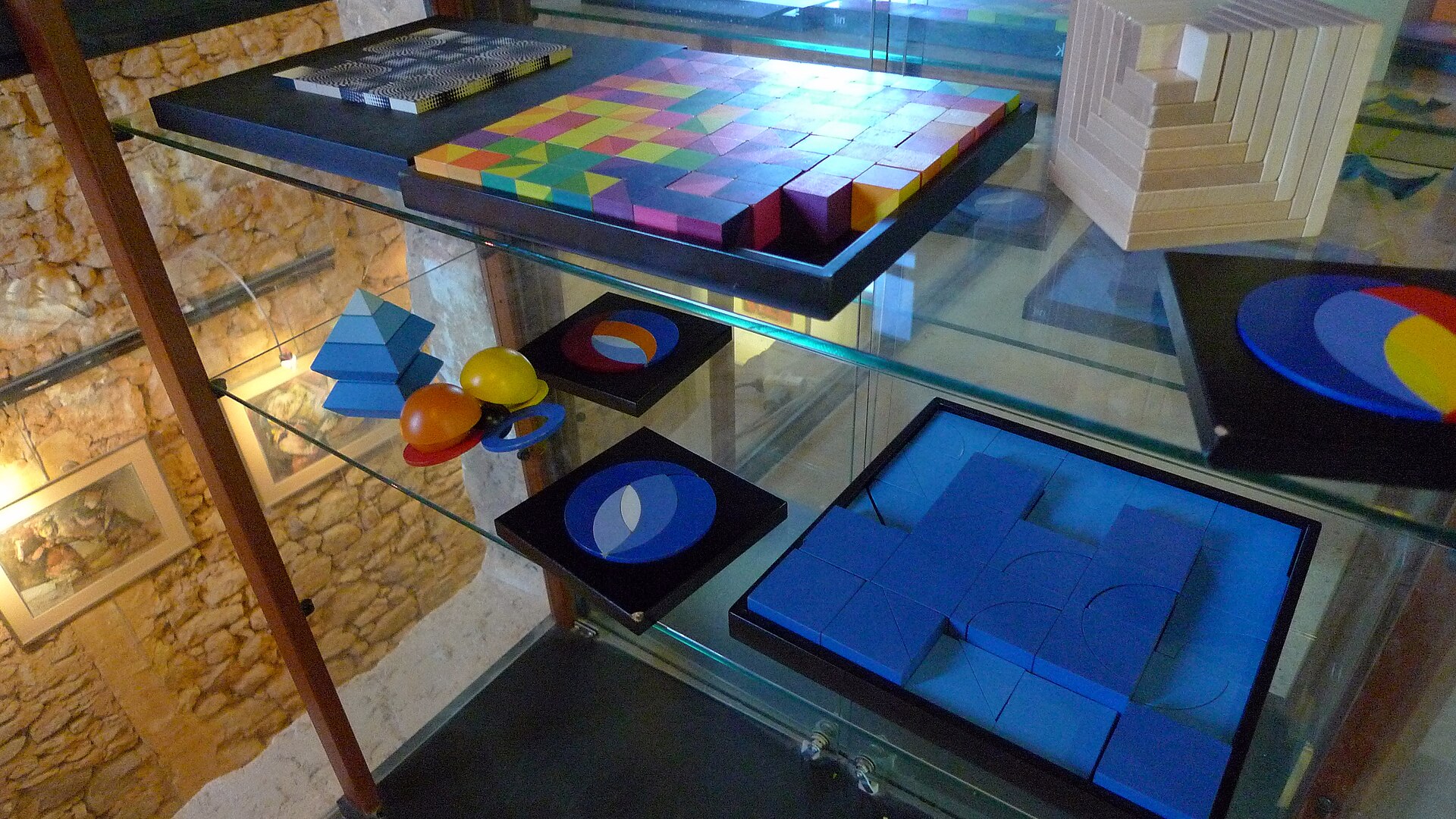 Geometric colour samples displayed inside the Ôkhra ecomuseum