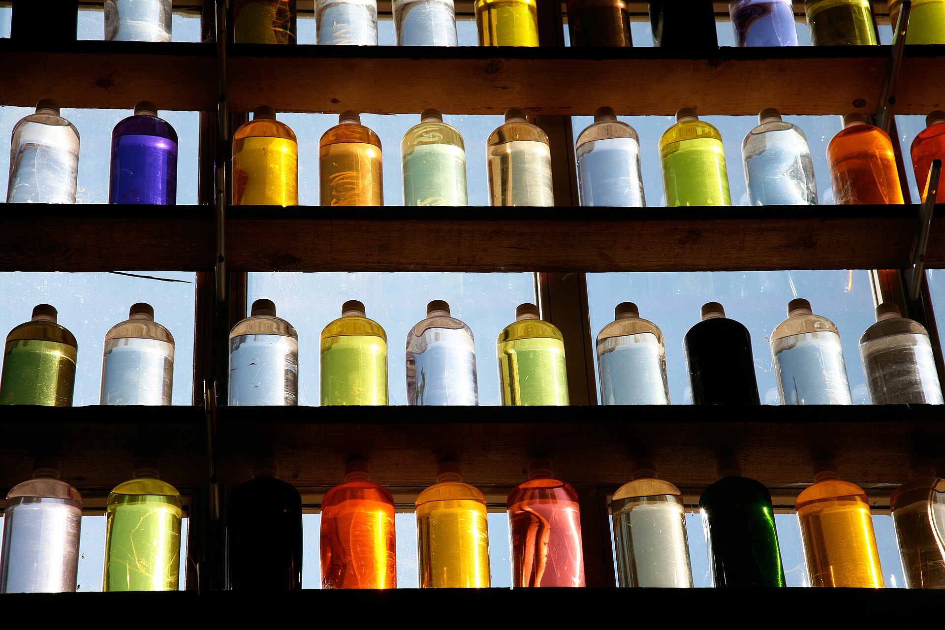Rows of vividly coloured pigment samples backlit in the Ôkhra museum