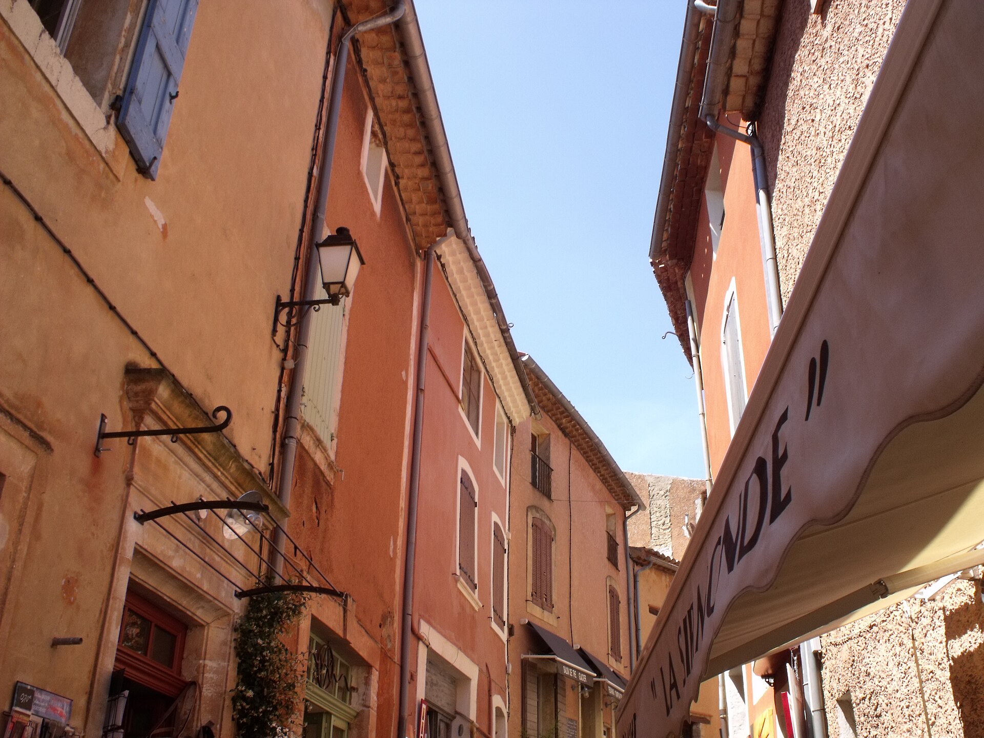 A narrow Roussillon lane between warm orange and pink buildings